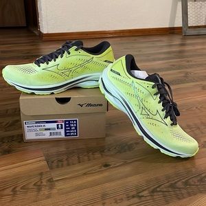 Bran new Mens Mizuno shoes